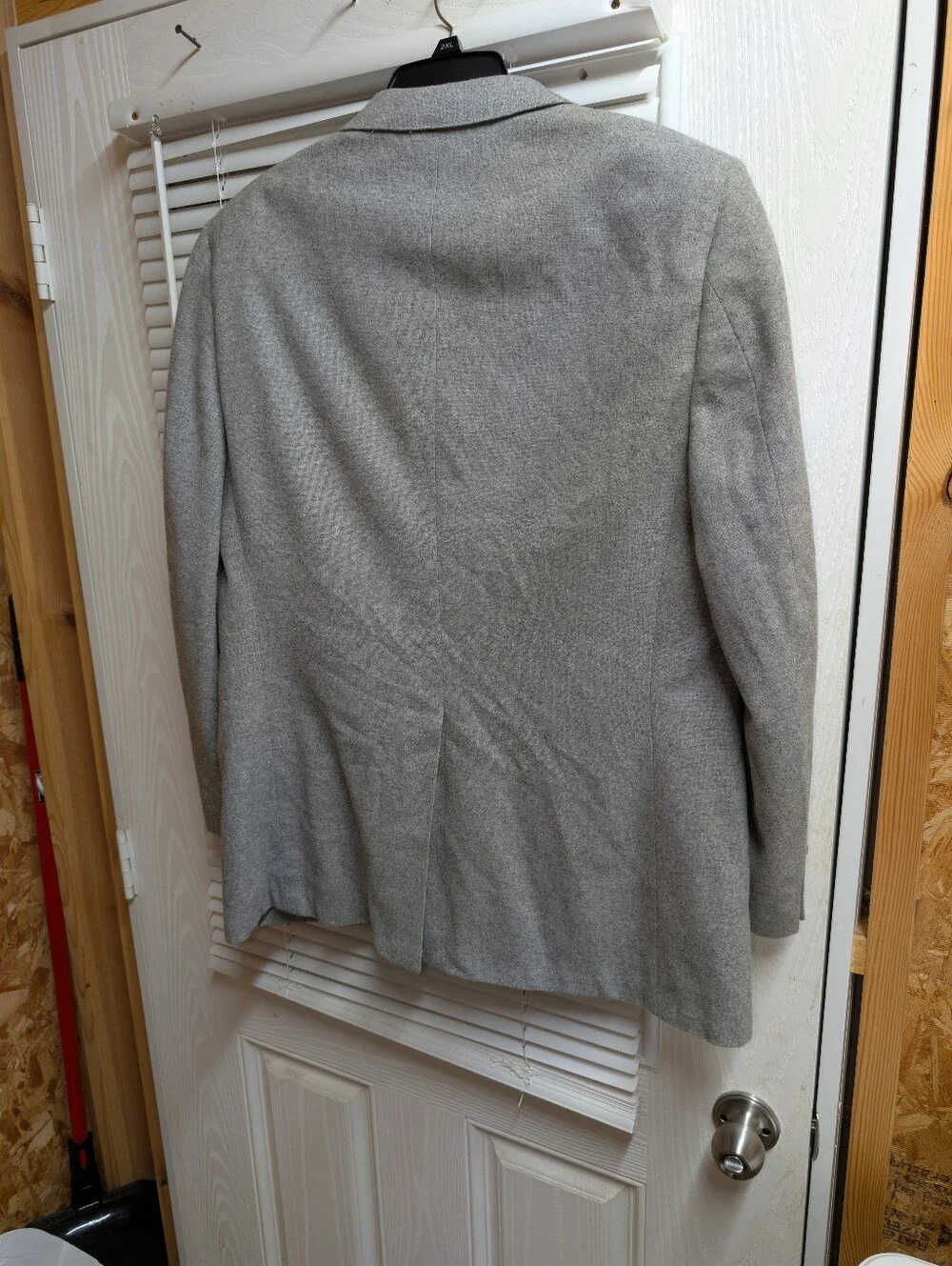Men's Gray 100% Cashmere Two-Button Sport Coat. (42R)